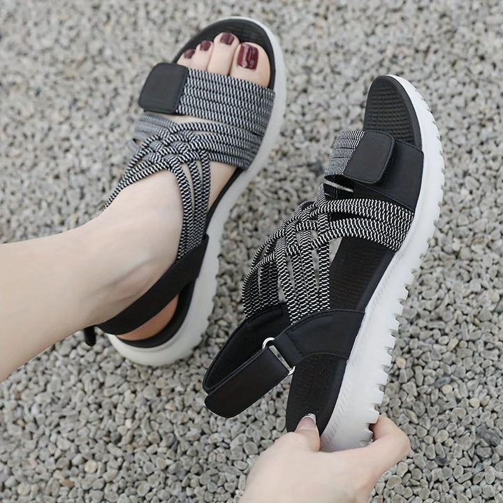 Soline | Sporty-elegant sandals with a high sole